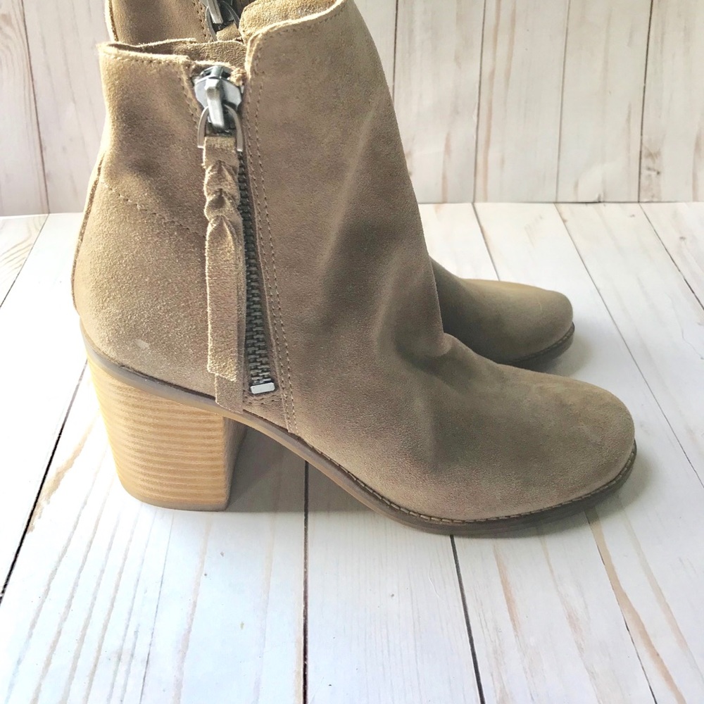 Dolce Vita tan suede booties